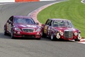 Mercedes 300 SEL 6.3 rouge & S63 AMG rouge 3/4 avant droit filé penché
