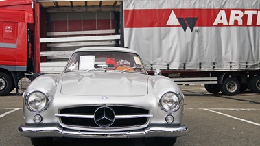 Mercedes 300 SL gris face avant