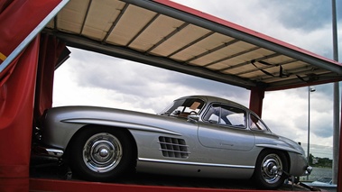 Mercedes 300 SL gris profil penché chargement