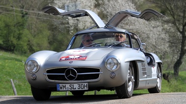 Mercedes 300 SL, grise papillons ouverts