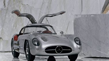 Mercedes 300 SLR grise 3/4 avant droit portes ouvertes