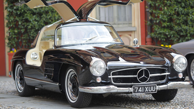 Mercedes 300SL noire 3/4 avant droit