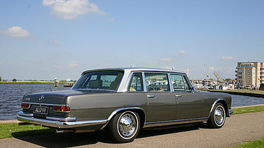 Mercedes 600 gris 3/4 arrière droit