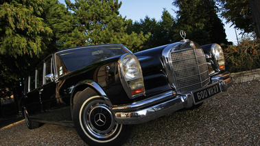 Mercedes 600 LWB noir 3/4 avant droit penché