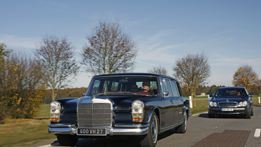 Mercedes 600 LWB noir 3/4 avant gauche & Maybach 62 grise/anthracite face avant travelling