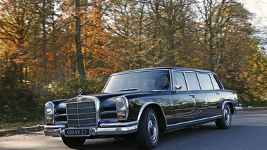 Mercedes 600 LWB noir 3/4 avant gauche travelling