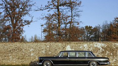 Mercedes 600 LWB noir profil