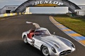 Mercedes @ LMC 2010 300 SLR gris 3/4 avant droit porte ouverte debout