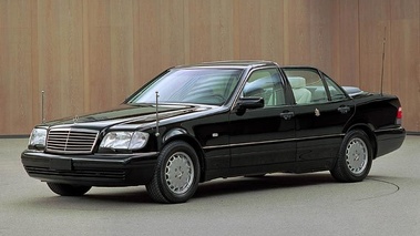 Mercedes S Class, Papamobile noire, 3-4, avg