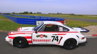 Porsche 3.0 RSR blanche vue de profil.