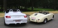 Porsche 356 Speedster beige 3/4 arrière droit & Boxster Spyder blanc face arrière