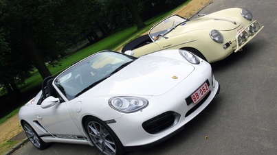 Porsche 356 Speedster beige & Boxster Spyder blanc 3/4 avant droit penché