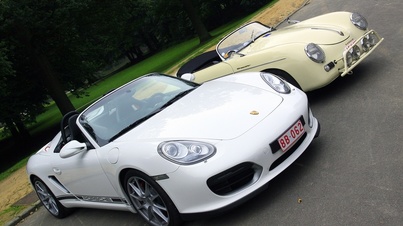 Porsche 356 Speedster beige & Boxster Spyder blanc 3/4 avant droit penché