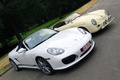 Porsche 356 Speedster beige & Boxster Spyder blanc 3/4 avant droit penché