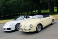 Porsche 356 Speedster beige & Boxster Spyder blanc 3/4 avant gauche penché