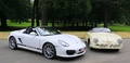 Porsche 356 Speedster beige face avant & Boxster Spyder blanc 3/4 avant droit