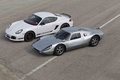 Porsche 904 GTS gris & Cayman R blanc 3/4 avant gauche vue de haut 2