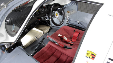 Porsche 908 blanc intérieur