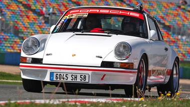 Porsche 911 Carrera RS 2.7 blanche/rouge Classic Days 2008 3/4 avant gauche