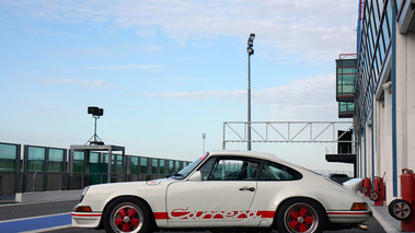 Porsche 911 Carrera RS 2.7 blanche/rouge Classic Days 2008 profil