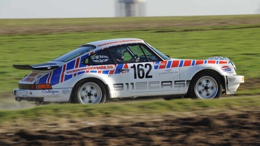 Porsche 911 SC RS blanc 3/4 arrière droit filé