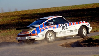 Porsche 911 SC RS blanc 3/4 arrière droit penché