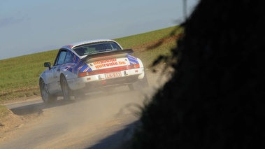 Porsche 911 SC RS blanc 3/4 arrière gauche penché