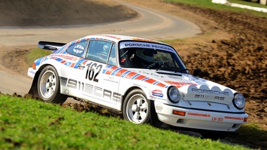 Porsche 911 SC RS blanc 3/4 avant droit penché 2