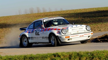 Porsche 911 SC RS blanc 3/4 avant droit penché 5