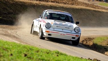 Porsche 911 SC RS blanc 3/4 avant droit penché