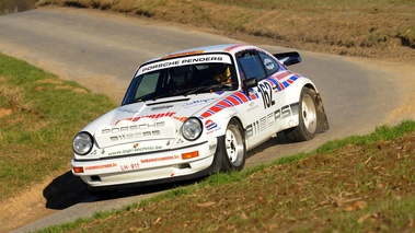 Porsche 911 SC RS blanc 3/4 avant gauche penché