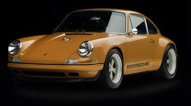 Porsche 911 Singer orange 3/4 avant gauche