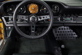 Porsche 911 Singer orange planche de bord