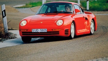 Porsche 959 Rouge 3/4 avant gauche dynamique 