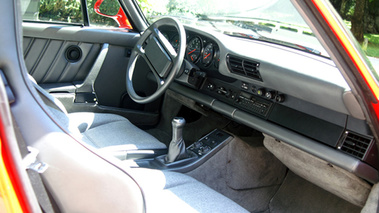 Porsche 959 Rouge intérieur Karajan