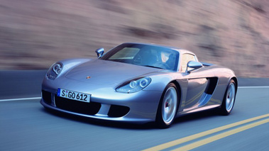 Porsche Carrera GT grise 3/4 avant gauche travelling