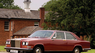 Rolls Royce Camargue rouge 3/4 avant gauche