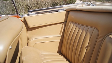 Talbot-Lago T26 Record cabriolet bordeaux siège arrière