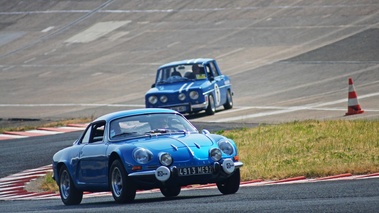 Alpine A110 bleu 3/4 avant droit