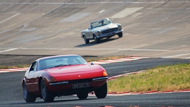 Ferrari 365 GTB/4 Daytona rouge 3/4 avant droit