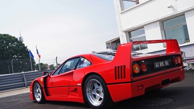 Ferrari F40 rouge 3/4 arrière gauche penché