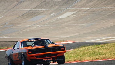 Plymouth Barracuda orange 3/4 avant droit