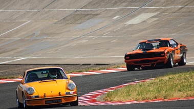 Porsche 911 Carrera orange 3/4 avant droit