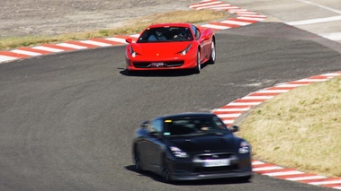 Ferrari 458 Italia rouge 3/4 avant gauche filé vue de haut