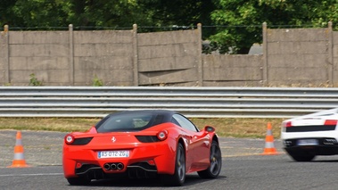 Ferrari 458 Italia rouge/noir 3/4 arrière droit filé