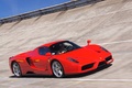 Ferrari Enzo rouge 3/4 avant droit travelling 2