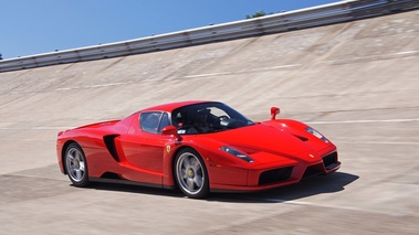 Ferrari Enzo rouge 3/4 avant droit travelling