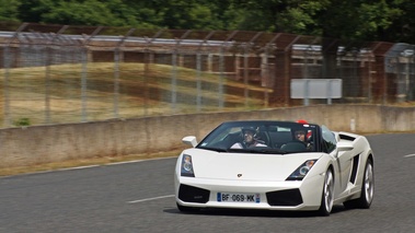 Lamborghini Gallardo Spyder blanc 3/4 avant gauche filé