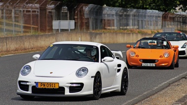 Porsche 997 GT2 blanc 3/4 avant gauche