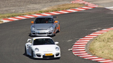 Porsche 997 GT3 RS gris/orange 3/4 avant gauche filé vue de haut